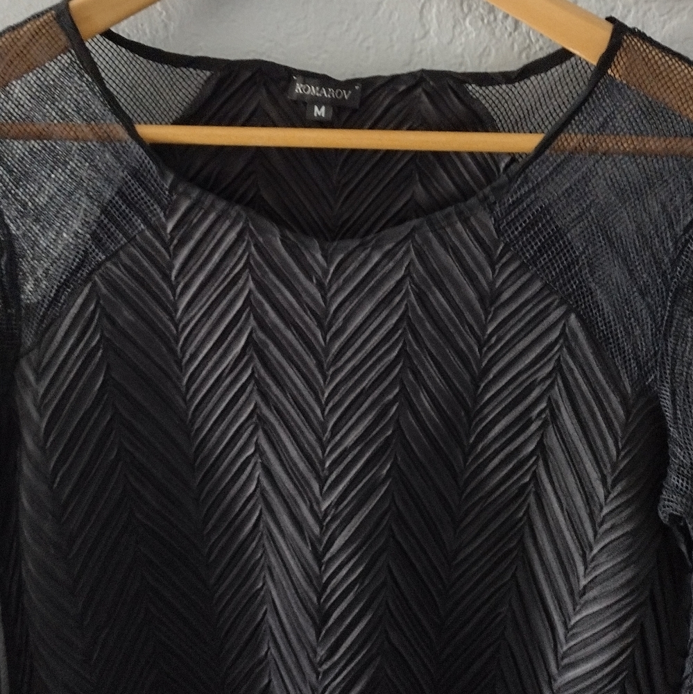 Komarov Black Crinkle Top Size Medium
